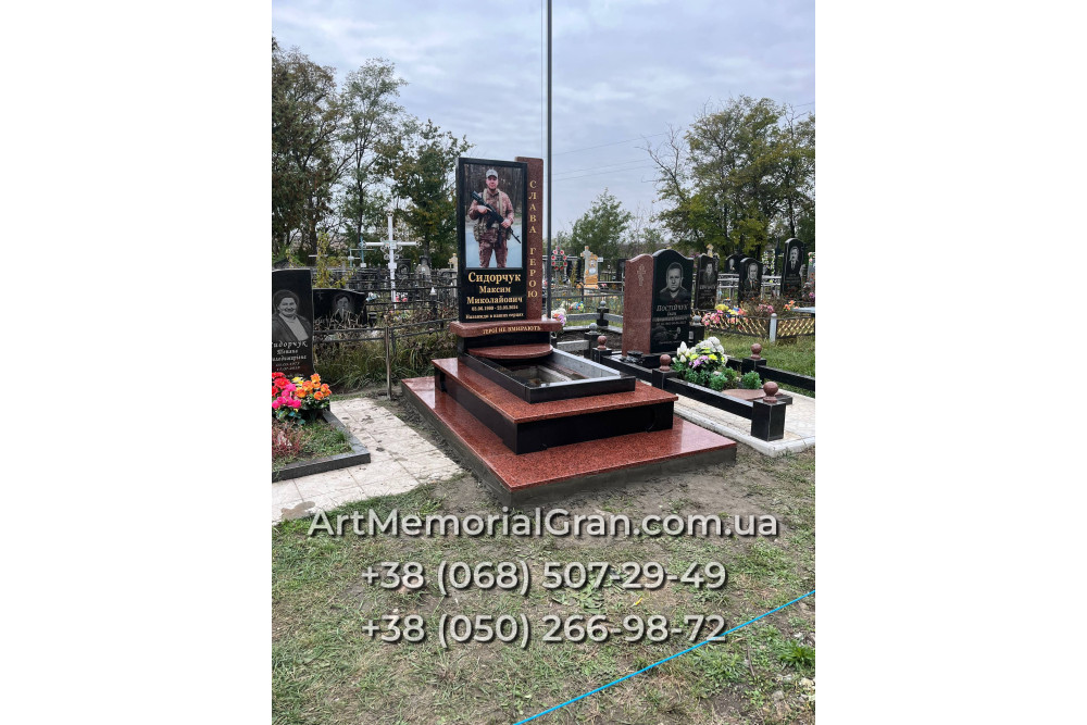 Пам'ятник військовому з червоного граніту 00892